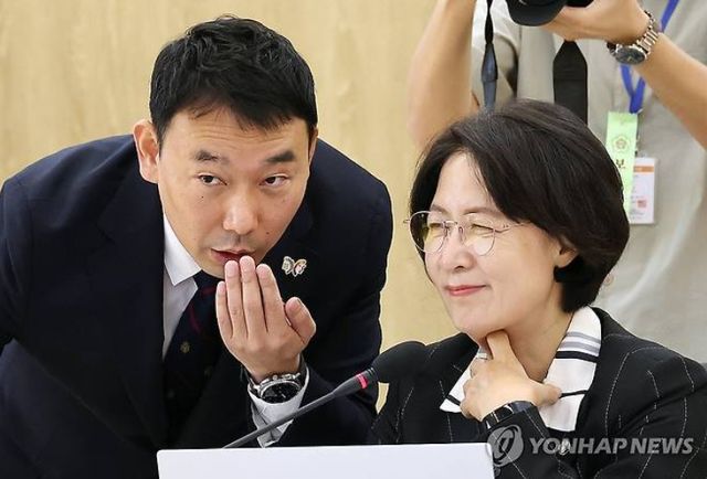 국회 법제사법위원회 더불어민주당 간사인 김용민 의원 등 법사위 범여권 법사위원들이 항명 검사장 18명을 경찰에 고발해 파장이 일고 있다. 사진은 지난 10월17일 헌법재판소 법사위 국감장애서 추미애 법사위원장과 민주당 법사위 간사 김용민 의원이 이야기 하고 있다. [사진=연합뉴스]