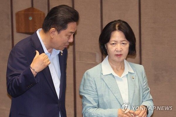 김병기 원내대표와 추미애 법제사법위원장이 국회 본회의에서 대화하고 있다 [사진=연합뉴스]