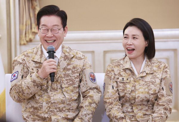 아랍에미리트(UAE)를 국빈 방문 중인 이재명 대통령이 19일 아부다비의 한 호텔에서 열린&nbsp;아크부대 장병 격려행사에서 발언하고 있다. 오른쪽은 김혜경 여사. [사진=연합뉴스]