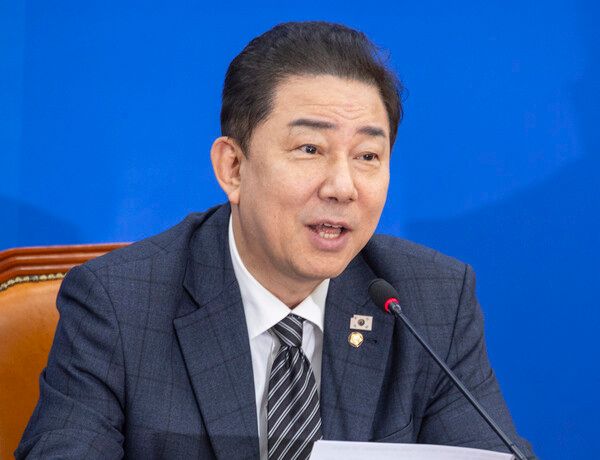 &nbsp;더불어민주당&nbsp;김병기&nbsp;원내대표와 원내지도부들이 20일 국회에서 열린 정책조정회의에서 발언하고 있다.[사진=연합뉴스]