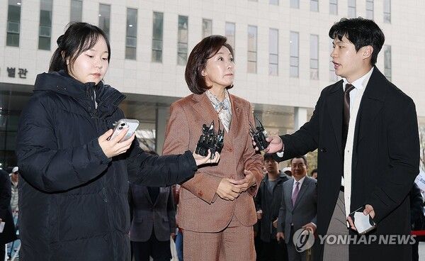 국민의힘&nbsp;나경원&nbsp;의원이 20일 '국회 패스트트랙 충돌' 1심 선고 공판 참석을 위해 서울 양천구 서울남부지방법원에 들어서며 취재진 질문에 답하고 있다. [사진=연합뉴스]