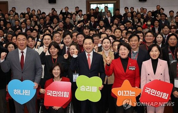 국민의힘&nbsp;장동혁&nbsp;대표가 20일 서울 강남구 SETEC컨벤션센터에서 열린 2025 전국 당협 사무국장 직무연수 및 성과공유회에서 구호를 외치고 있다. [사진=연합뉴스]