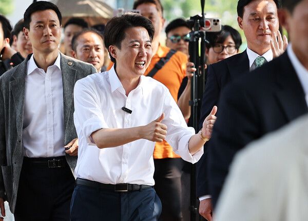 지난 6월 1일 당시 개혁신당&nbsp;이준석&nbsp;대선 후보가 경기도 화성시&nbsp;동탄호수공원에서 시민들에게 인사하고 있다. [사진=연합뉴스]