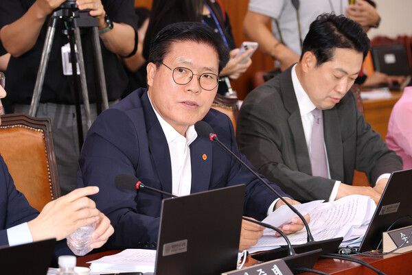 송석준 국민의힘 의원은 21일 라디오 인터뷰에서 극우 세력과의 연대에 대해 