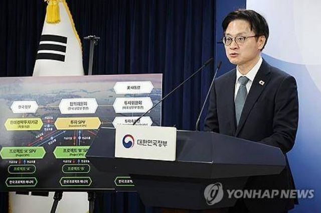 '터프한 협상가'로 극찬을 받은 김정관 산업통산부 장관이 폴리뉴스와 상생과통일포럼에 기조발제 한다. 사진은 김정관 산업통상부 장관이 14일 서울 종로구 정부서울청사에서 한미 관세협상 팩트시트 및 MOU 관련 브리핑을 하고 있다. [사진=연합뉴스]