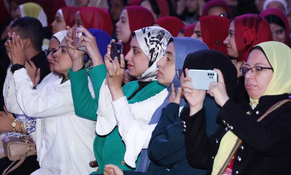 20일(현지시간)&nbsp;카이로대학에서 학생들이 '함께 여는 빛나는 미래'를 주제로 한 이재명 대통령의 강연을 들으며 촬영하고 있다. [사진=연합뉴스]