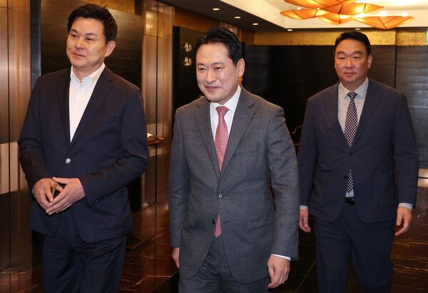 국민의힘&nbsp;장동혁&nbsp;당 대표가 지난 19일 중진의원들과의 모임을 위해 서울 여의도에 있는 한 식당으로 들어가고 있다. 왼쪽은 김태호, 오른쪽은 정희용 의원. [사진=연합뉴스]