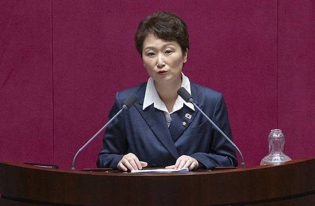 이언주 민주당 최고위원이 21일 '당원 1인1표제'에 대한 전당원투표 결과에 대해 공개 비판했다. [사진=연합뉴스]