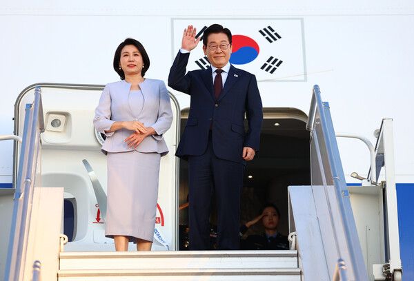 주요 20개국(G20) 정상회의 일정을 마친&nbsp;이재명&nbsp;대통령과 김혜경 여사가 23일(현지시간) 다음 국빈 방문지인 튀르키예로 가기 위해 남아프리카공화국 요하네스버그 OR탐보 국제공항에서 공군 1호기에 올라 인사하고 있다.[사진=연합뉴스]