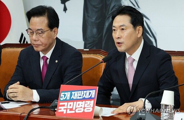 국민의힘&nbsp;장동혁&nbsp;대표가 24일 서울 여의도 국회에서 열린 최고위원회의에서 발언하고 있다. 왼쪽은 송언석 원내대표 [사진=연합뉴스]