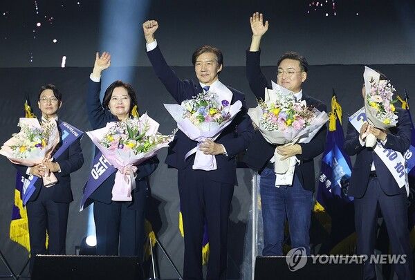 조국혁신당&nbsp;조국&nbsp;당 대표가 23일 오후 청주 오스코에서 열린 전당대회에서 당 대표로 선출된 뒤 최고위원들과 함께 인사하고 있다. [사진=연합뉴스]