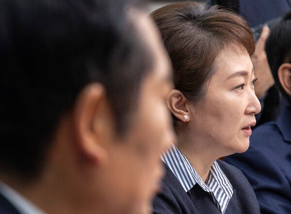 더불어민주당&nbsp;이언주&nbsp;최고위원이 24일 국회에서 열린 최고위원회의에서 이날 예정된 당무위원회에서 논의될 '당원 1인 1표제' 관련 발언을 하고 있다. [사진=연합뉴스]