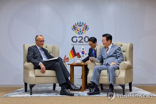 이재명 대통령과 프리드리히 메르츠 독일 총리가 22일(현지시간) 남아프리카공화국 요하네스버그 나스렉 엑스포센터에서 정상회담을 하고 있다.&nbsp; [사진=연합뉴스]