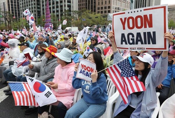 지난 4월19일 자유통일당이 서울 종로구 동화면세점 인근에서 연 '국민저항권 광화문국민대회'에서 참가자들이 손팻말을 들고 구호를 외치고 있다. [사진=연합뉴스]