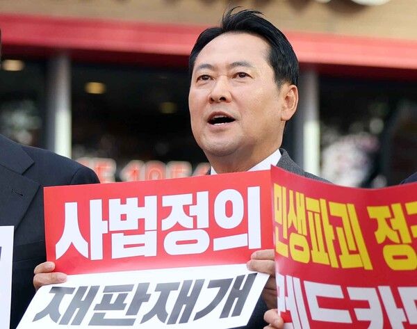 국민의힘&nbsp;장동혁&nbsp;대표가 23일 오후 경남 창원시 성산구 중앙동에서 열린 '민생회복 법치수호 국민대회'에서 구호를 외치고 있다. [사진=연합뉴스]