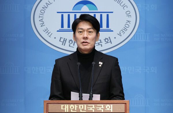 정청래 더불어민주당 대표가 추진 의사를 밝힌 '당원 1인 1표제 도입' 논란에 대해 당대표 비서실장인 한민수 의원은 24일 라디오에 출연해&nbsp; 