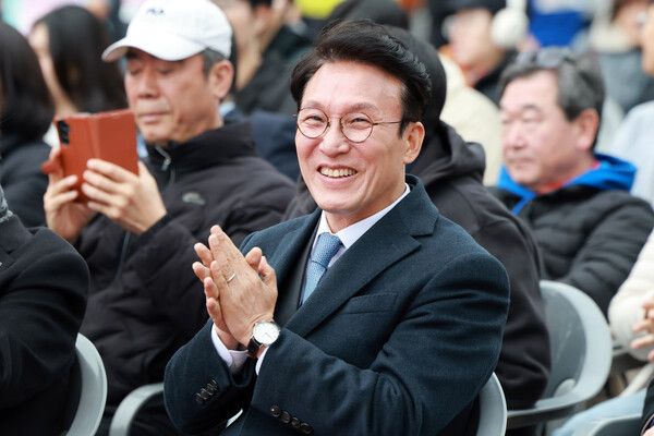 &nbsp;김민석&nbsp;국무총리가 지난 23일 서울 마포구 평화의공원 평화광장에서 열린 김대중 평화마라톤대회에 참석해&nbsp;권노갑&nbsp;김대중재단 이사장 개회사를 들으며 손뼉치고 있다. [사진=연합뉴스]