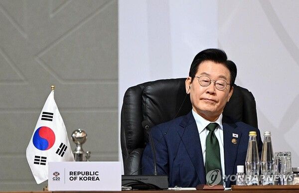 이재명 대통령이 23일(현지시간) 남아프리카공화국 요하네스버그 나스렉 엑스포센터에서 열린 주요 20개국(G20) 정상회의 제3세션에 참석해 있다 [사진=연합뉴스]
