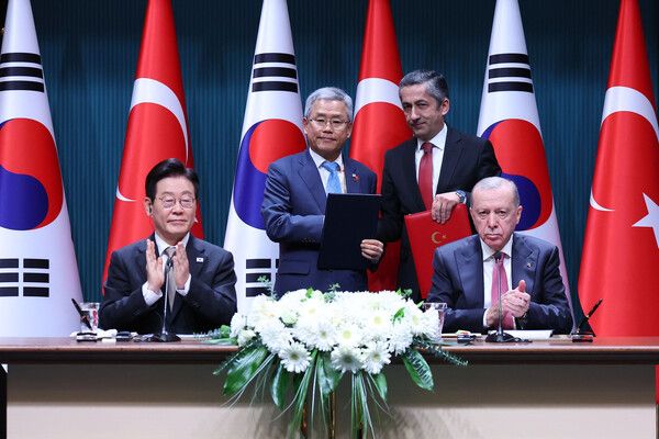 김동철 한국전력공사 사장과 네자티 야마츠 튀르키예 원자력공사 사장이 24일(현지시간) 튀르키예 앙카라 대통령궁에서&nbsp;이재명&nbsp;대통령과 레제프 타이이프 에르도안 튀르키예 대통령이 참석한 가운데 원자력 에너지 협력에 관한 MOU를 체결한 뒤 기념촬영을 하고 있다. [사진=연합뉴스]