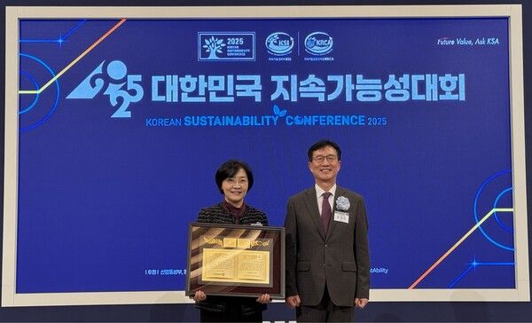 이은하 신한금융 SDGs 기획팀장(사진왼쪽)과 문동민 한국표준협회 회장이 기념 촬영을 하고 있다.&nbsp;