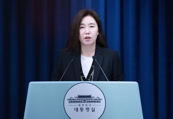 강유정 대변인이 26일 용산 대통령실에서 사법 현안 관련 브리핑을 하고 있다.&nbsp;강 대변인은&nbsp;이재명&nbsp;대통령이 최근 변호사들의 사법부 모독 행위와 검사들의 집단 퇴정 등에 대해 법과 원칙에 따라 신속하고 엄정한 감찰과 수사를 진행할 것을 지시했다고 밝혔다. [사진=연합뉴스, 대통령실통신사진기자단]