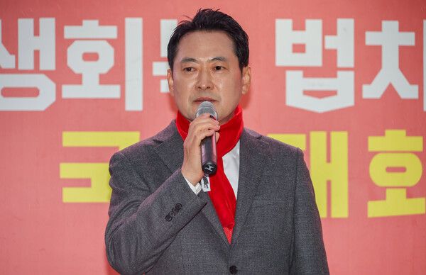 &nbsp;국민의힘&nbsp;장동혁&nbsp;대표가 25일 구미역 광장에서 열린 민생회복과 법치수호 경북 국민대회에서 발언하고 있다.[사진=연합뉴스]