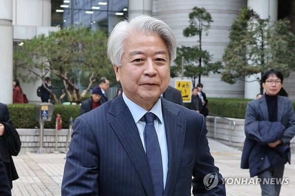 노웅래 전 더불어민주당 의원이 26일 서울중앙지법에서 열린 1심 선고에서 무죄를 선고받은 뒤 청사를 나서고 있다 [사진=연합뉴스]