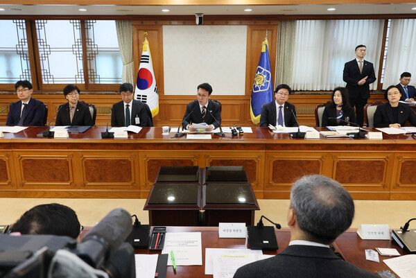 김민석&nbsp;국무총리가 25일 서울 종로구 정부서울청사에서 열린 미세먼지특별대책위원회를 주재하고 있다. [사진=연합뉴스]