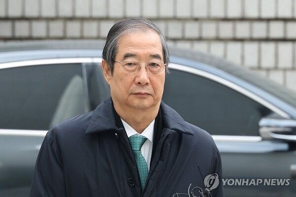 내란 우두머리 방조 혐의를 받는 한덕수 전 국무총리가 26일 서울중앙지법에서 열린 1심 결심 공판에 출석하고 있다 [사진=연합뉴스]