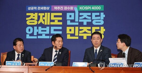 더불어민주당 정청래 대표가 26일 서울 여의도 국회에서 열린 최고위원회의에서 의사봉을 두드리고 있다.