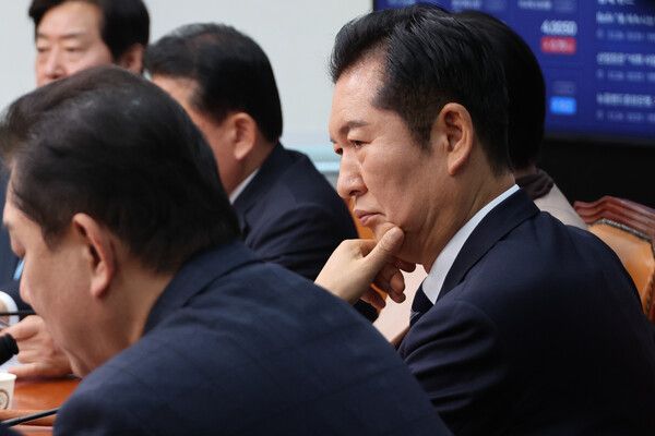 &nbsp;더불어민주당&nbsp;정청래&nbsp;대표가 26일 서울 여의도 국회에서 열린 최고위원회의에서 김병기 원내대표의 발언을 듣고 있다. [사진=연합뉴스]