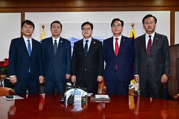 더불어민주당 김병기 원내대표와 국민의힘 송언석 원내대표가 27일 서울 여의도 국회에서 우원식 국회의장 주재로 열린 여야 교섭단체 원내대표 회동에서 만나 기념 촬영하고 있다. [사진=연합뉴스]