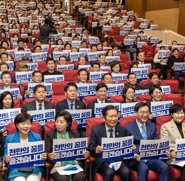 더불어민주당 정청래 대표(왼쪽 세 번째)와 장경태 서울시당 위원장(왼쪽 네 번째)을 비롯한 의원들과 당원들이 25일 국회 의원회관에서 열린 민주당 서울시당 '천만의 꿈 경청단' 출범식에 참석해 손팻말을 들고 '서울시장 선거 승리' 결의를 다졌다. [사진=연합뉴스]