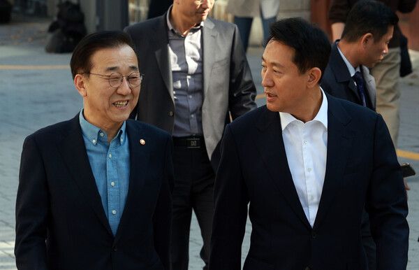 김윤덕 국토교통부 장관과 오세훈 서울시장이 이 이달 13일 서울 중구 달개비에서 서울 주택 공급 방안 등을 논의한 뒤 함께 이동하는 모습 [사진=연합뉴스]