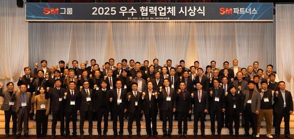 지난 26일 서울 마포구 중소기업DMC타워에서 열린 SM그룹&nbsp; '2025 건설부문 협력사 초청 정기간담회'에서 우오현&nbsp; 현 회장과&nbsp; 계열사 대표이사,&nbsp; 협력사 60여 대표들이 상생과 동반성장에 뜻을 함께하면서 파이팅을 외치고 있다.[사진=SM그룹]