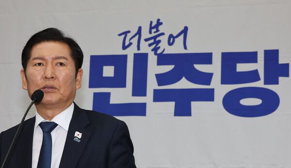 더불어민주당&nbsp;정청래&nbsp;대표가 27일 서울 여의도 국회에서 열린 의원총회에서 발언하고 있다. [사진=연합뉴스]