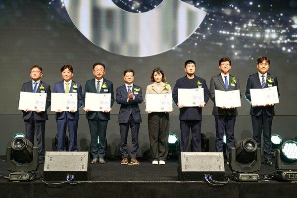 포스코스틸리온이 5년 연속 '지역사회공헌 인정기업'으로 선정돼 보건복지부 장관상을 수상했다. / 사진=포스코스틸리온