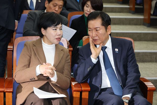 더불어민주당&nbsp;정청래&nbsp;대표와 전현희 의원이 27일 서울 여의도 국회에서 열린 의원총회에서 대화를 나누고 있다.[사진=연합뉴스]