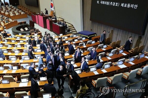 계엄 해제 의결을 방해한 혐의(내란 중요임무 종사)로 구속영장이 청구된 국민의힘 추경호 의원이 27일 국회 본회의에서 자신의 체포동의안 표결에 앞서 신상발언을 한 뒤 퇴장하고 있다.