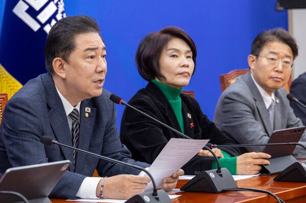 더불어민주당 김병기 원내대표가 27일 국회에서 열린 원내정책회의에서 홈플러스 매각 무산과 관련한 발언을 하고 있다. [사진=연합뉴스]
