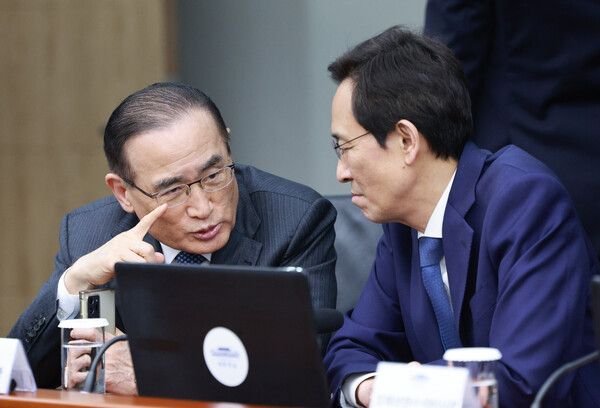 위성락 국가안보실장(왼쪽)과 우상호 정무수석이 27일 서울 용산 대통령실에서 열린 수석보좌관회의에서 대화하고 있다. [사진=연합뉴스]