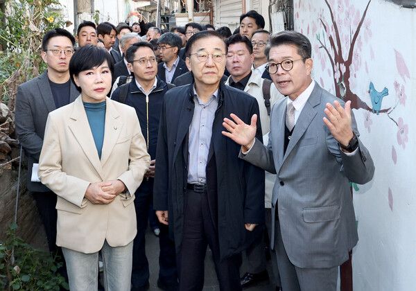 김윤덕 국토교통부 장관(가운데)이 지난 28일 서울 성동구 성수1구역 주택재건축정비사업 현장을 방문해 정원오 성동구청장(오른쪽)의 설명을 들으며 정비사업구역을 둘러보고 있다. 왼쪽은 전현희 더불어민주당 의원. [사진=연합뉴스]
