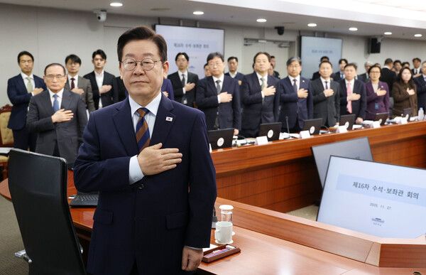 이재명&nbsp;대통령이 27일 서울 용산 대통령실에서 열린 수석보좌관회의에서 국기에 경례하고 있다. [사진=연합뉴스]