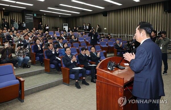 더불어민주당 정청래 대표를 비롯한 의원들이 27일 서울 여의도 국회에서 열린 의원총회에서 이재명 대통령의 국정 성과에 대해 박수를 치고 있다.