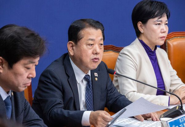 &nbsp;더불어민주당&nbsp;김병주&nbsp;최고위원이 24일 국회에서 열린 최고위원회의에서 발언을 하고 있다. [사진=연합뉴스]