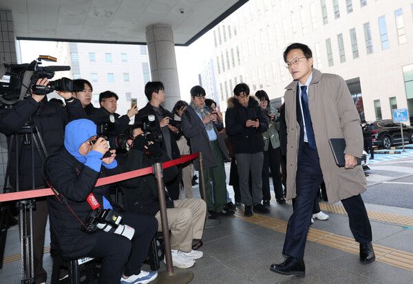 &nbsp;국회 '패스트트랙 충돌' 사건에 연루된 더불어민주당&nbsp;박주민&nbsp;의원이 28일 서울 양천구 서울남부지법에서 열린 1심 결심 공판에 출석하고 있다. [사진=연합뉴스]