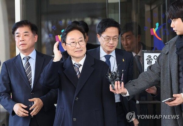 국회 '패스트트랙 충돌' 사건에 연루된 더불어민주당 박범계·박주민 의원이 28일 서울 양천구 서울남부지법에서 열린 1심 공판을 마치고 법원을 나서고 있다.