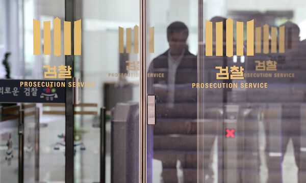 검찰의 대장동 개발 비리사건&nbsp;항소&nbsp;포기와 관련해 일선 검사장들이 노만석 검찰총장 권한대행에게 '항소포기&nbsp;지시경위·근거' 등 상세 설명을 요구하는 입장문을 낸&nbsp; 지난 10일 서울 서초구 대검찰청에서 직원들이 나오고 있다. [사진=연합뉴스]