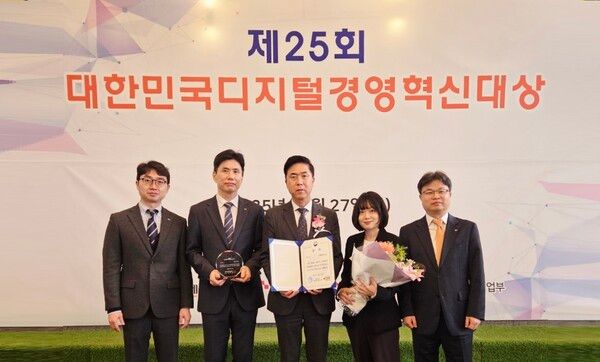 27일 열린 '제25회 대한민국디지털경영혁신대상'에서 이주영&nbsp;신용보증기금&nbsp;전무이사(왼쪽에서 세 번째)가 부총리 겸 과학기술정보통신부 장관상을 받은 후 기념 촬영을 하고 있다. 사진=신용보증기금