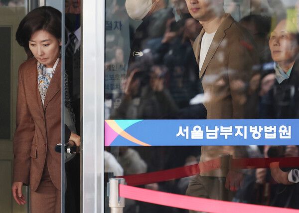 국민의힘&nbsp;나경원&nbsp;의원이 지난 20일 서울 양천구 서울남부지방법원에서 열린 '국회 패스트트랙 충돌'&nbsp;1심&nbsp;선고 공판을 마친 후 나서고 있다. [사진=연합뉴스]